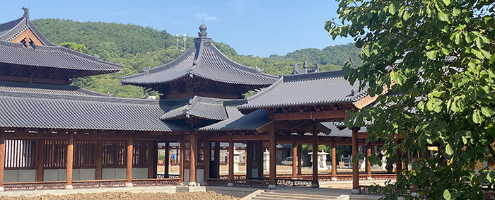 仿古建筑裝修斗拱工藝，傳統技藝與現代科技的融合，展現建筑裝修的力量感